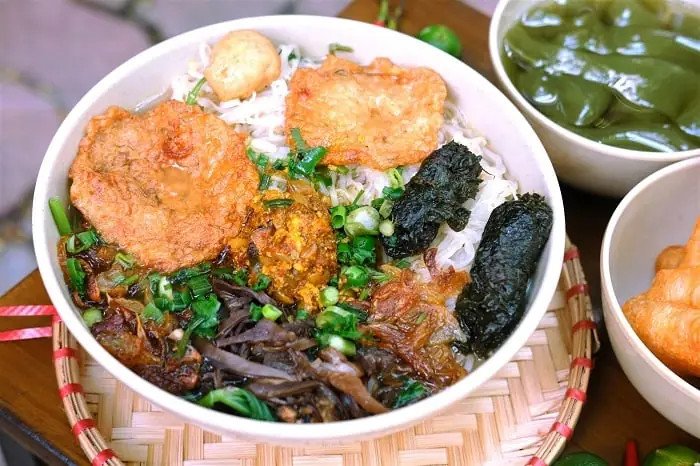 Cận cảnh gạch cua đồng béo ngậy trong tô bánh đa cua