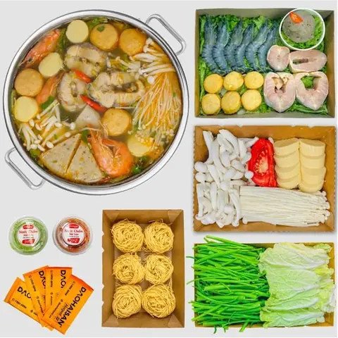 Cận cảnh nồi lẩu cá hồi Sapa đang sôi với đầy đủ các loại nguyên liệu tươi ngon