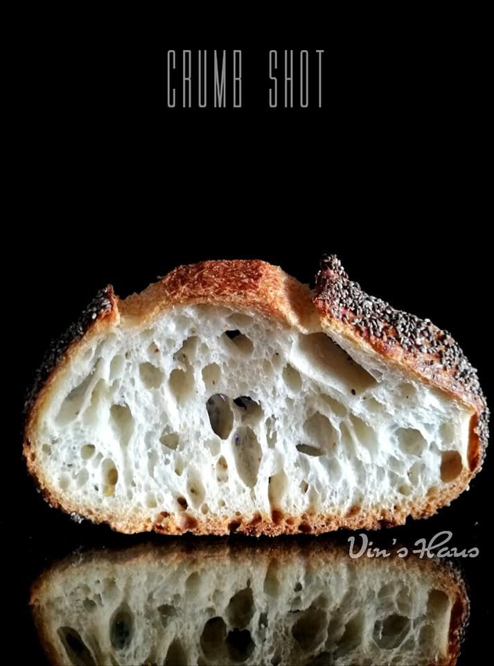 Cận cảnh ruột bánh mì sourdough giòn xốp