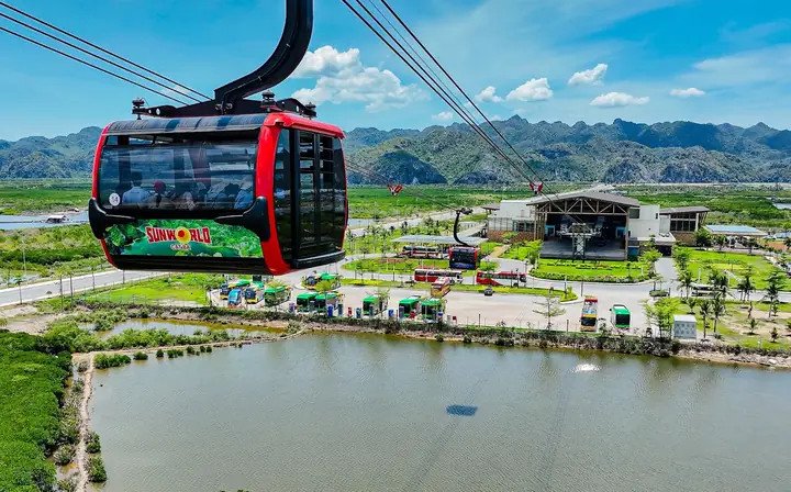 Cận cảnh sợi bánh đa đỏ dai mềm trong tô bánh đa cua