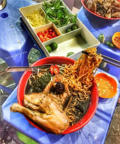 Cận cảnh thịt gà mềm ngọt trong tô mì gà tần