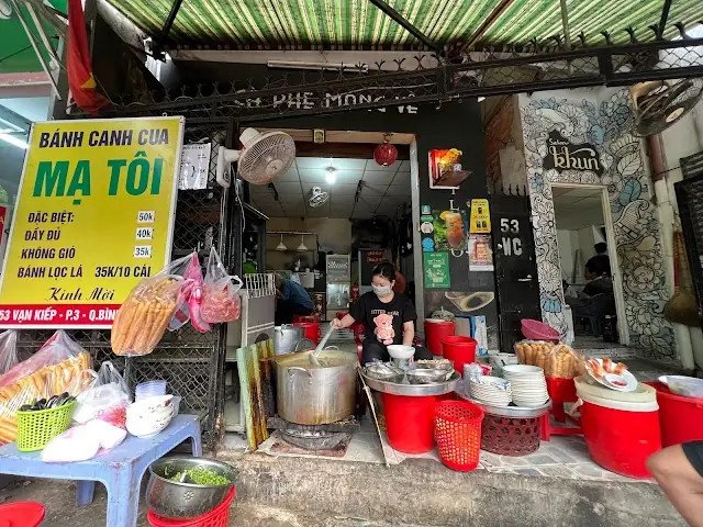 Cận cảnh tô bánh canh cua Mạ Tôi với đầy đủ topping hấp dẫn