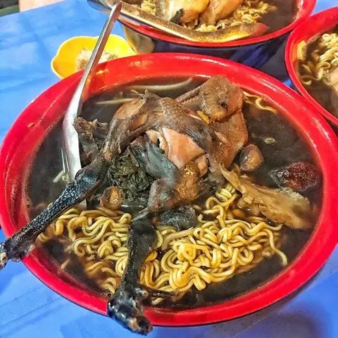 Cận cảnh tô mì gà tần Mai Hương với thịt gà và nước dùng hấp dẫn