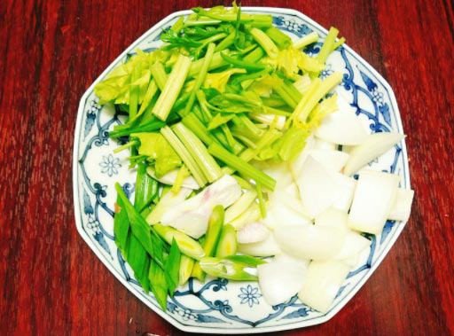 Cần tây, tỏi tây, hành tây và ớt đã sơ chế cho món mực xào
