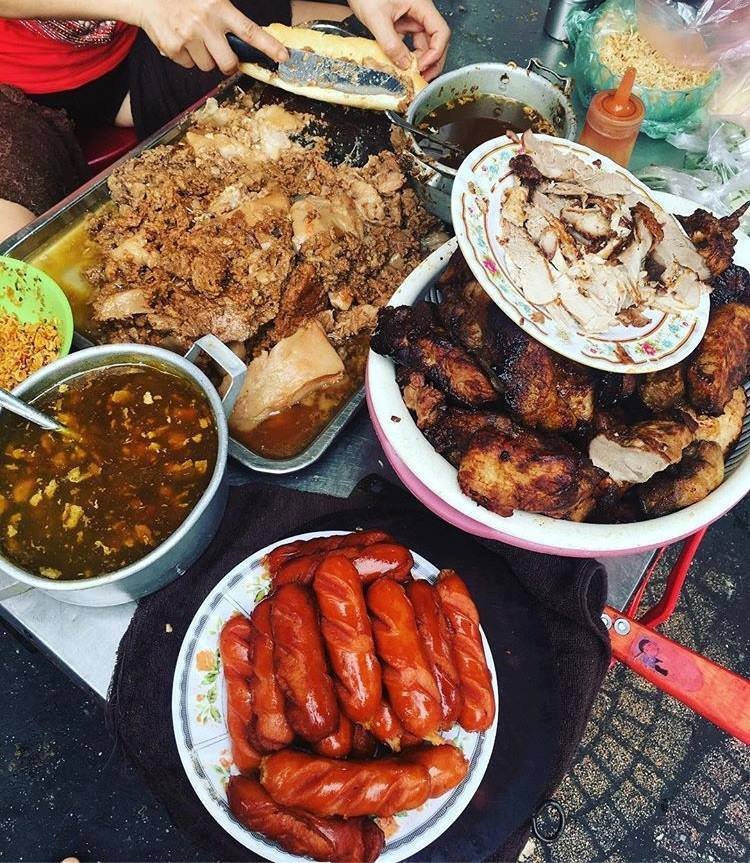Cảnh đông đúc tại tiệm bánh mì Cầu Đò Quan Nam Định