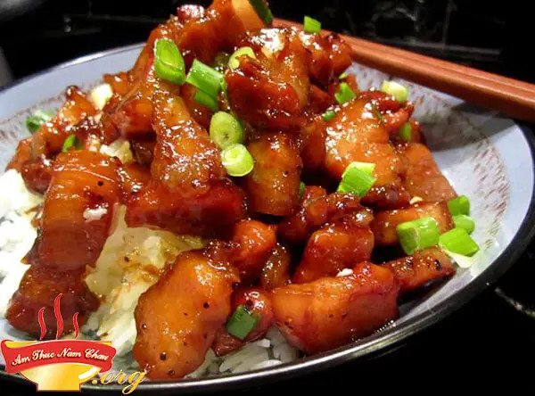 Cảnh minh họa miếng thịt ba chỉ tươi ngon chuẩn bị kho