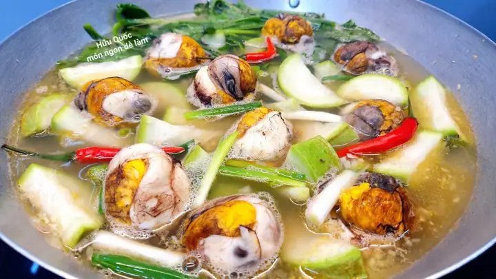 Cảnh minh họa món canh bầu trứng vịt lộn thơm ngon