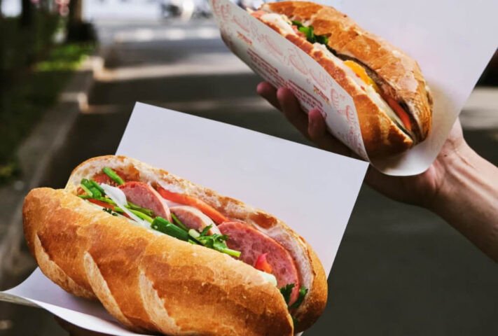Cảnh một tiệm bánh mì Bùi Thị Xuân đông khách