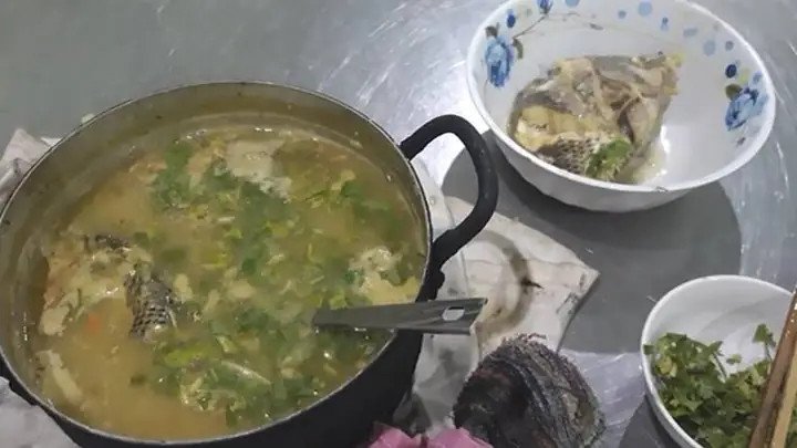 Cảnh nấu cháo cá rô phi thơm ngon