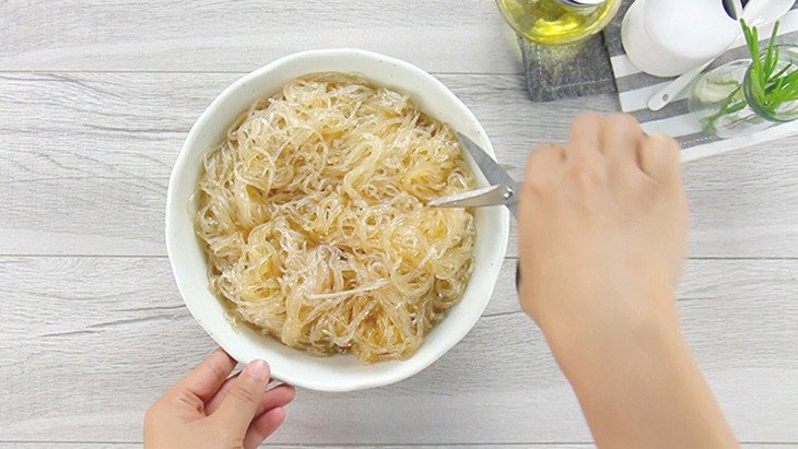 Cắt miến thành kích thước vừa ăn để dễ xào và thưởng thức