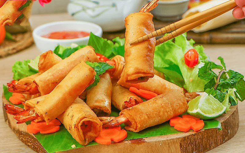 Chả giò tôm thịt miền Bắc chiên vàng giòn