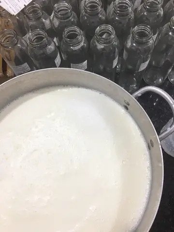 Chai sữa bò tươi tự nấu đã đóng gói