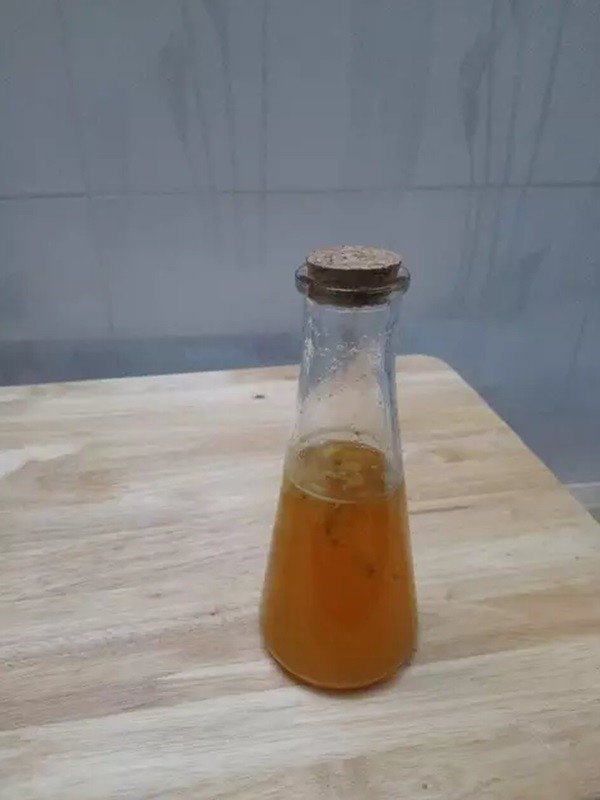 Chai thủy tinh chứa nước đường gừng dứa dùng kèm sương sáo đen