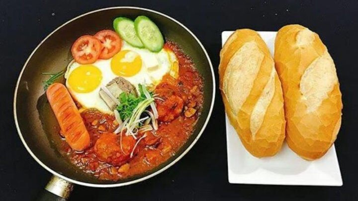 Chảo bánh mì chảo thập cẩm nóng hổi với pate, xúc xích và trứng ốp la.