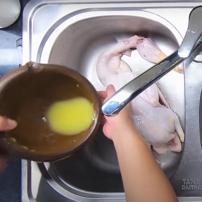 Chặt thịt ngan thành miếng vừa ăn cho món giả cầy