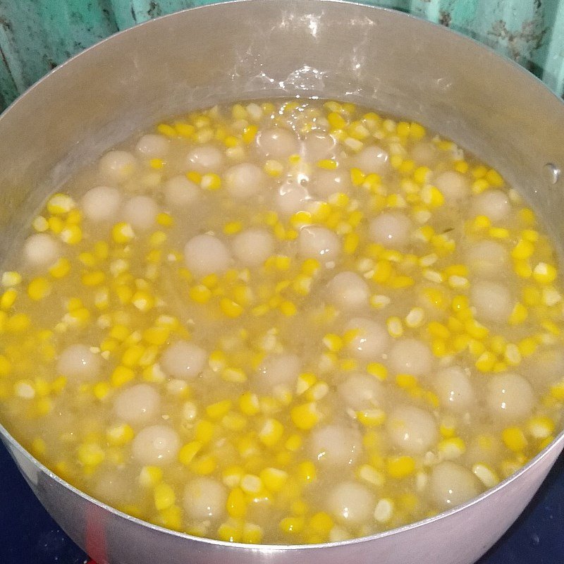 Chè bắp Mỹ đang sôi, thêm bột năng tạo độ sánh