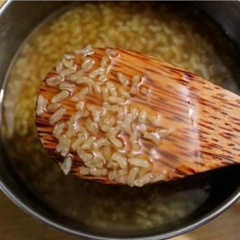 Chè gạo nếp gừng đang được trộn đều