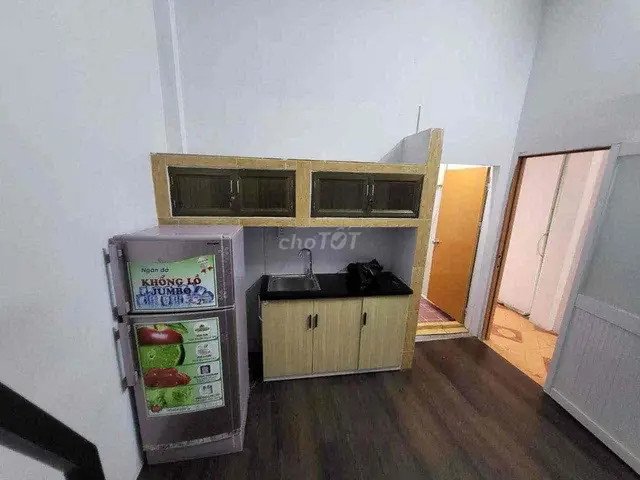 Chi tiết nội thất bên trong phòng trọ, bao gồm tủ bếp và máy lạnh