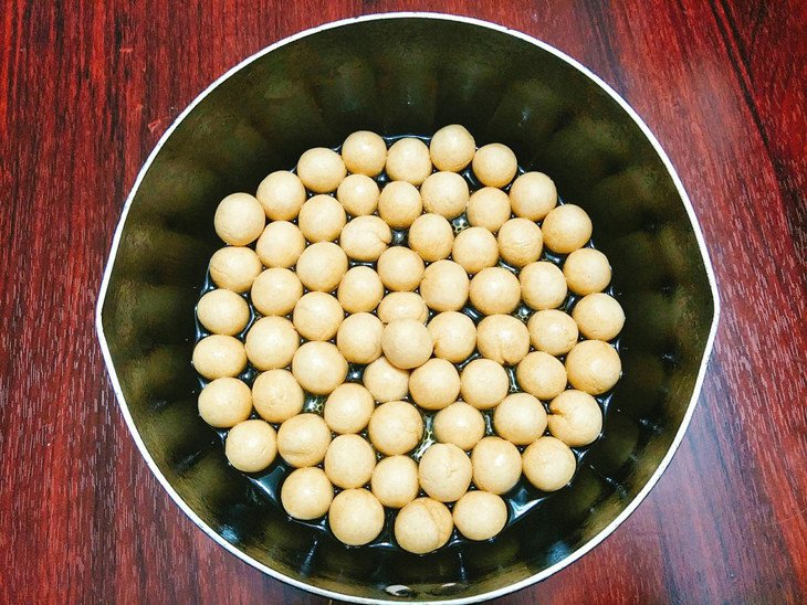 Chiên ngập dầu bánh cà để đạt độ giòn