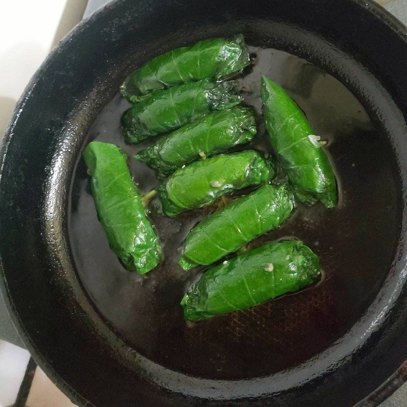 Chiên những cuốn thịt cuốn lá lốt trên chảo dầu nóng