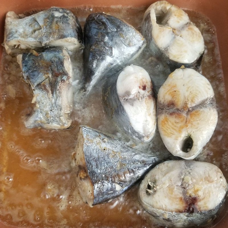 chiên sơ cá ngừ trước khi kho