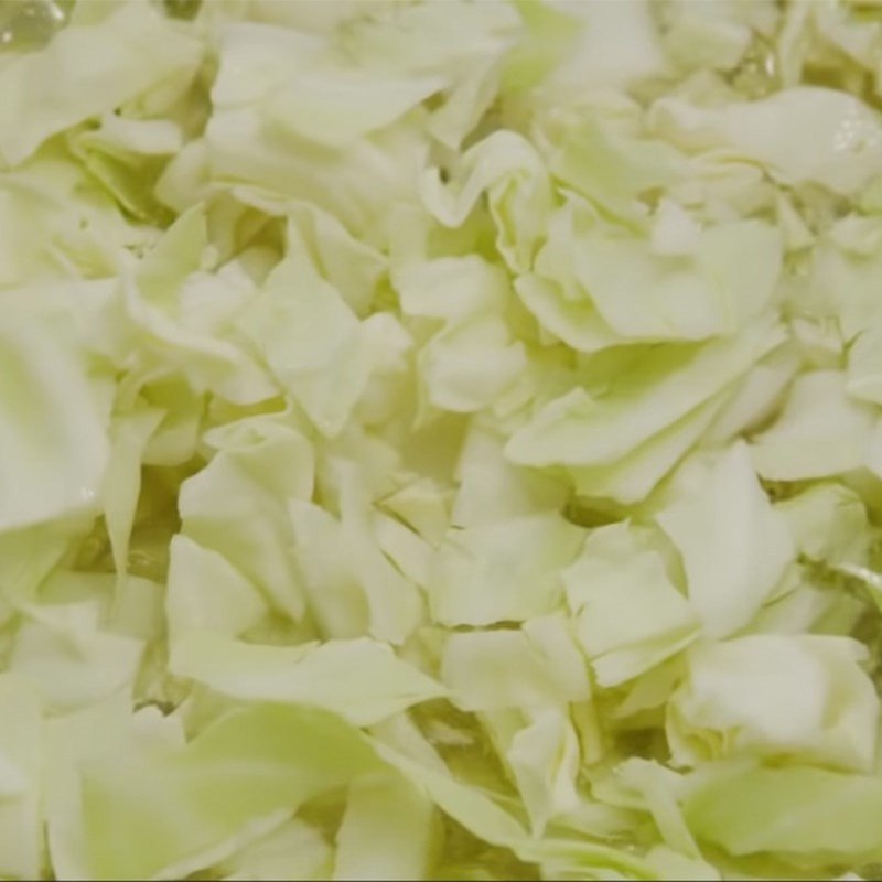 Cho bắp cải vào nồi canh đang sôi