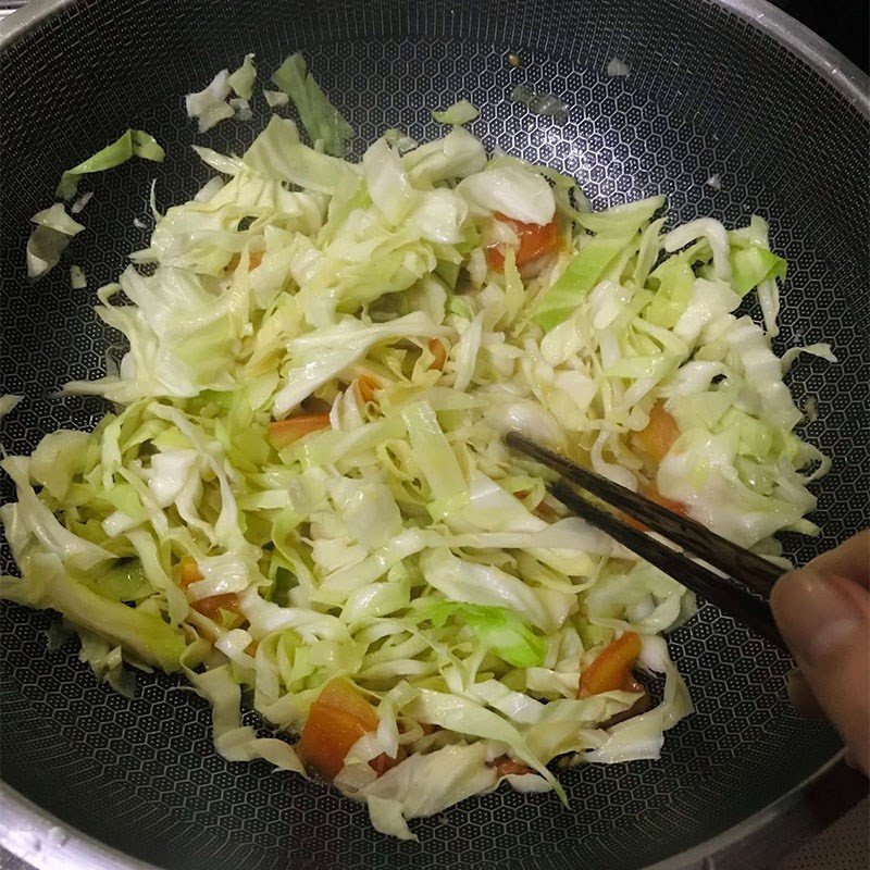 Cho bắp cải vào xào cùng cà chua
