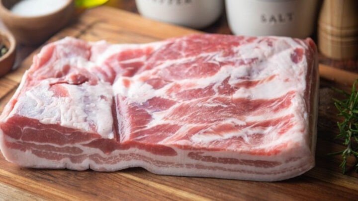 Chọn miếng thịt ba rọi tươi ngon để chuẩn bị nướng thịt bằng lò vi sóng