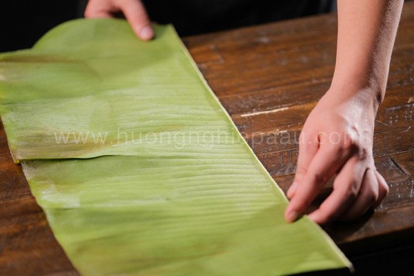 Chuẩn bị lá chuối sạch để làm bánh khoai mì hấp