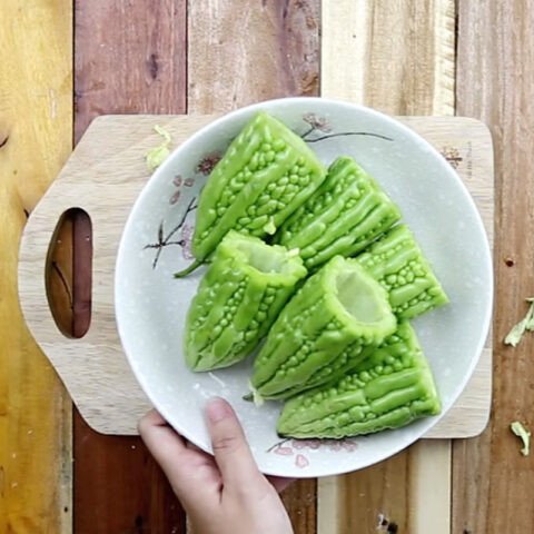 Chuẩn bị nguyên liệu nấu mướp đắng nhồi thịt