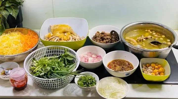 Cơm gà Bà Buội hấp dẫn với màu vàng óng của cơm và thịt gà tươi ngon