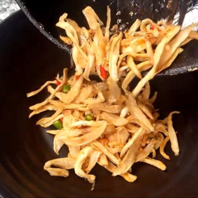 Củ cải khô xào chay đang được nêm nếm gia vị