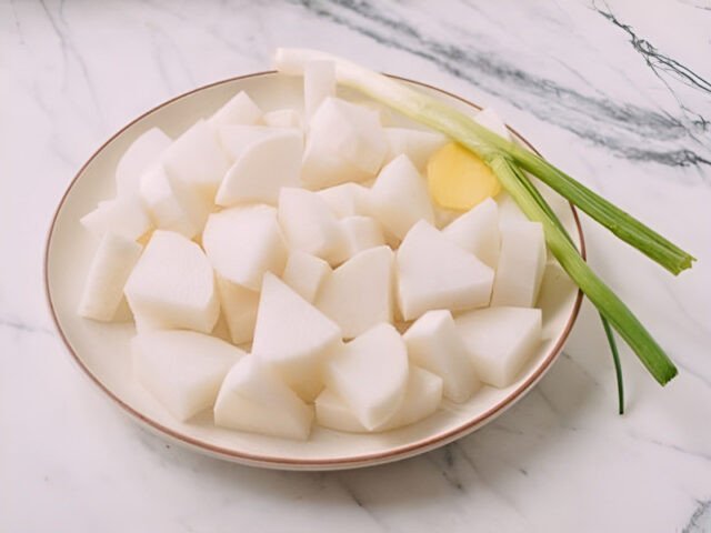 Củ cải trắng đã gọt vỏ và cắt khúc, sẵn sàng cho cách xào củ cải