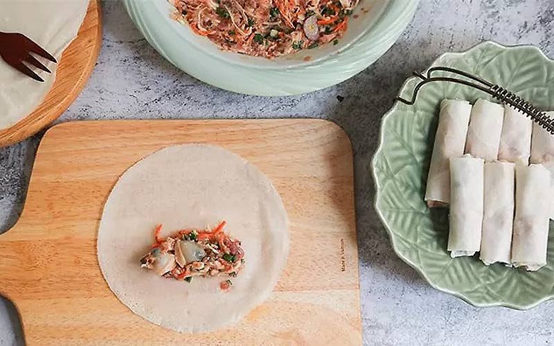 Cuốn chả giò tôm thịt chắc tay