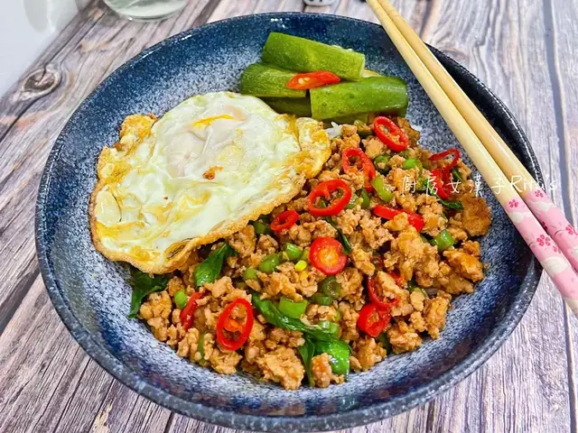 Cách Làm Thịt Heo Xào Rau Thơm Với Đậu Bắp Chuẩn Vị Thái Lan
