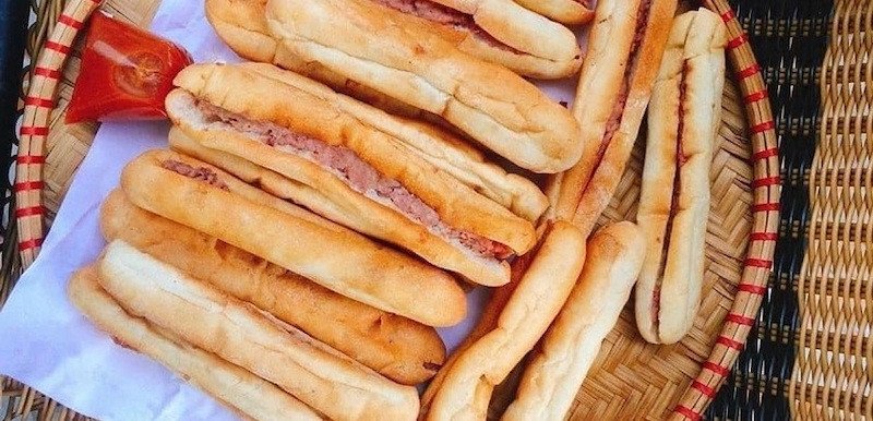 Đĩa bánh mì que Tứ Hải Đà Nẵng với nhân pate bơ thơm ngon