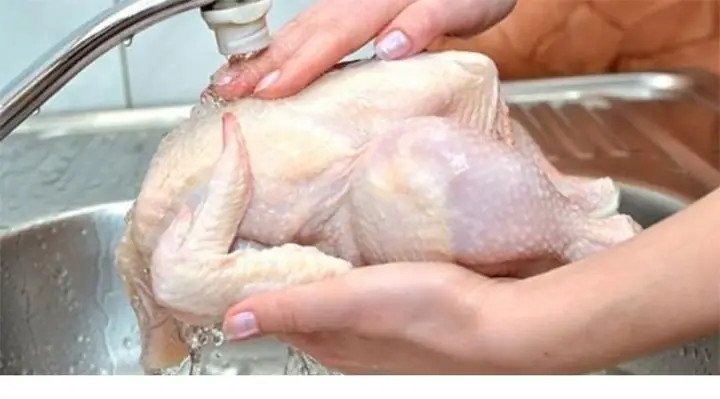 Đĩa cơm gà Bà Buội được trình bày đẹp mắt với cơm vàng, gà xé, nộm và nước sốt rưới đều