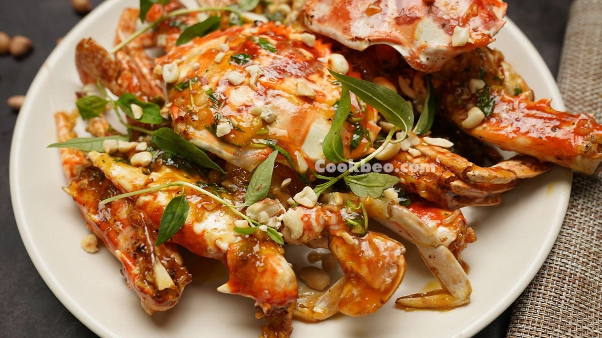 Đĩa ghẹ rang me chấm bánh mì hấp dẫn, sẵn sàng để thưởng thức