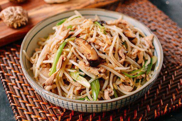 Dĩa giá đỗ xào đã hoàn thành, chuẩn bị thưởng thức bữa ăn ngon