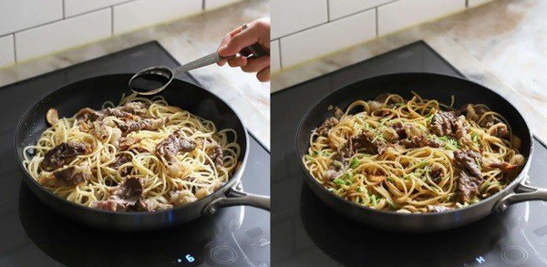 Đĩa mì xào bò Hàn Quốc đang được xào trên chảo