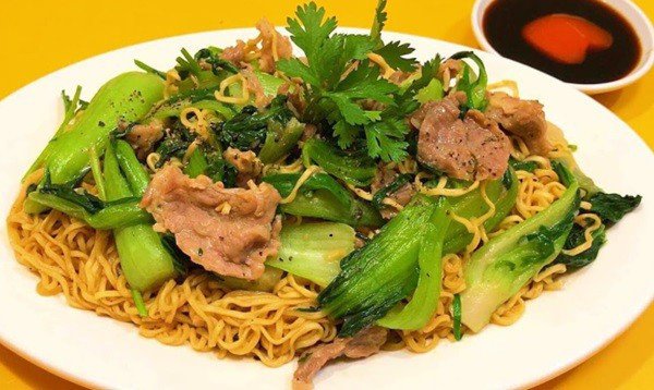 Đĩa mì xào bò rau cải thơm ngon hấp dẫn