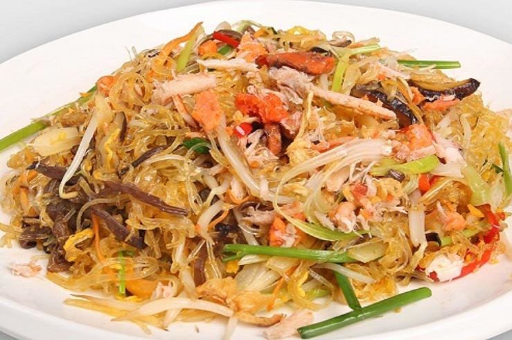 Đĩa miến xào cua nóng hổi, sẵn sàng thưởng thức