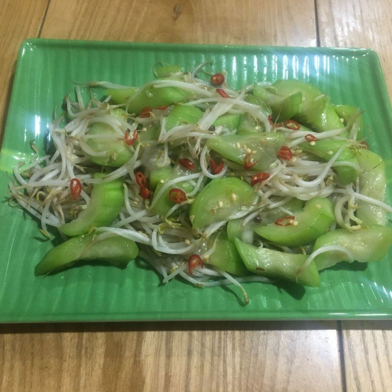 Đĩa mướp xào giá đỗ thành phẩm với màu sắc hấp dẫn