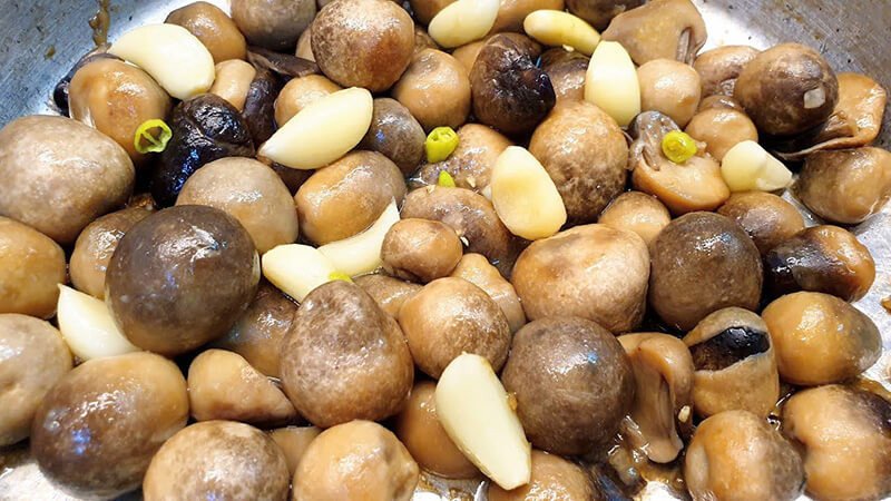 Đĩa nấm rơm xào tỏi thơm ngon, hấp dẫn, chuẩn vị Saigonese Baguette