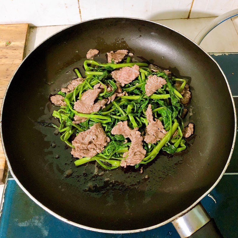 Đĩa rau muống xào thịt bò đã hoàn thành, sẵn sàng thưởng thức