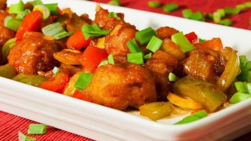 Đĩa thịt heo xào chua ngọt với màu sắc bắt mắt, thịt heo thấm vị và rau củ tươi xanh.