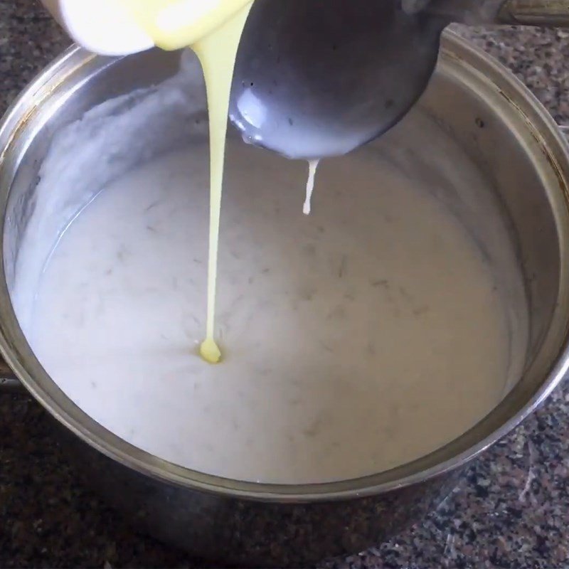 Đổ lớp rau câu sữa dừa sợi giòn