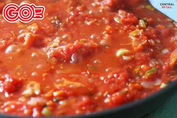 Đổ nước sốt bánh mì thơm ngon vào bát