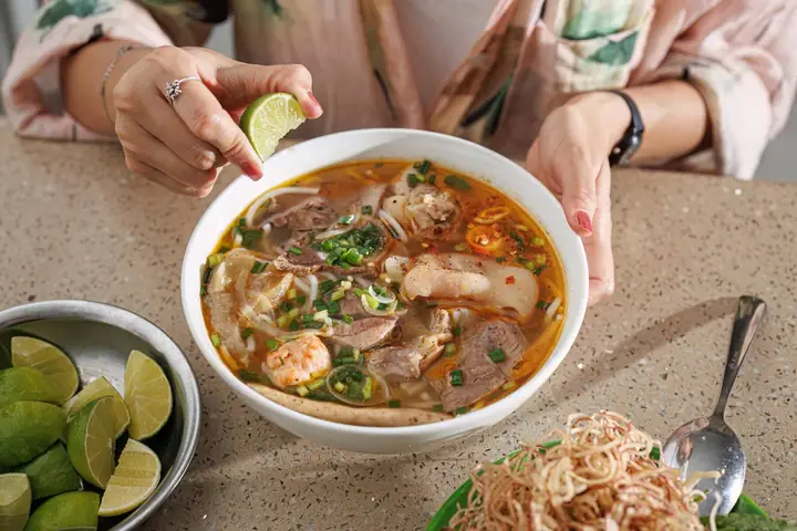 Bún Bò Huế Đông Ba: Trải Nghiệm Hương Vị Truyền Thống Tại Huế