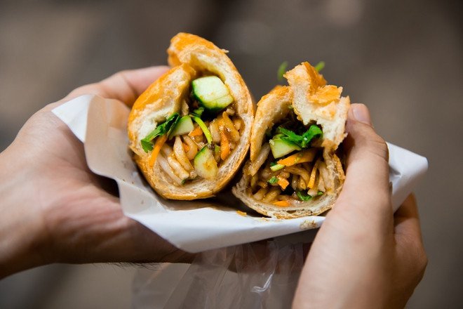 Dưa chua giòn tan được thêm vào bánh mì thịt nướng
